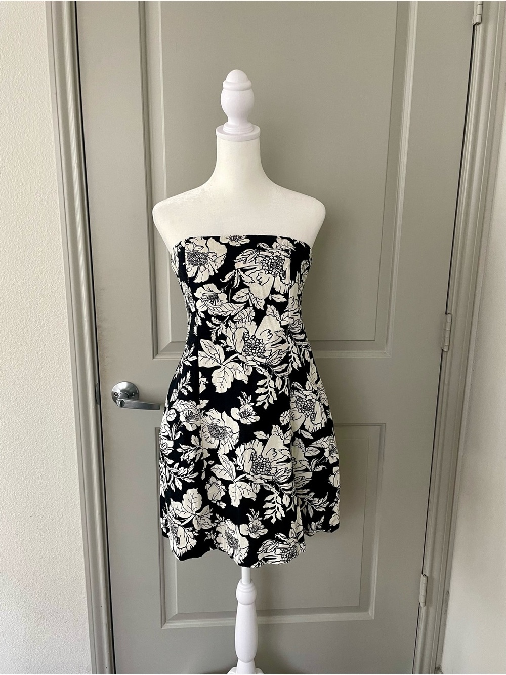 Old Navy Black and White Cotton Floral Strapless Mini Dress